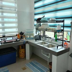 una cucina con un lavello e un piano di lavoro di Rumah Pantai de Merabang 2 (Seaview Homestay) a Bachok