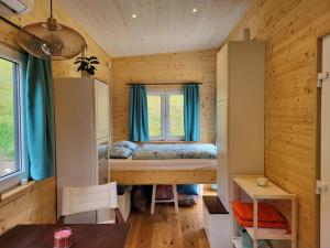 a small room with a bed and a window at Tinyhaus Villa to go in Reichenau