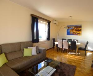 uma sala de estar com um sofá e uma mesa em LV Premier Apartments Clerigos- RE1 em Porto