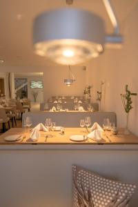 een eetkamer met een tafel met wijnglazen bij Landidyll Hotel Weidenbrück & SPA in Swisttal