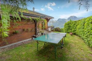 una mesa de ping pong en el patio de una casa en Chalet Isatys - OVO Network, en Manigod