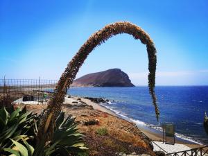 a sculpture of an arch on a beach near the ocean at Casita Canaria in Santa Cruz de Tenerife