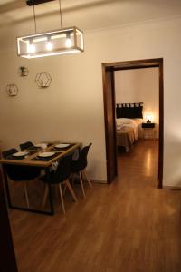 een kamer met een tafel, een bed en een spiegel bij Amira Apartments Trapani in Trapani +17 foto's