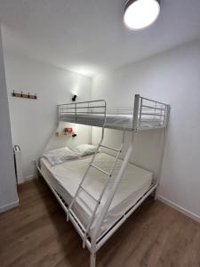 Posteľ alebo postele v izbe v ubytovaní Escapade cosy vu montagne Près des pistes 1800 WIFI - 6 personnes