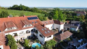 - une vue aérienne sur une maison dotée de panneaux solaires sur son toit dans l'établissement Ferienhaus Fabio, à Thürnthal