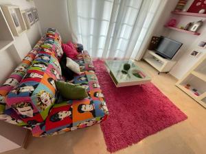 uma sala de estar com um sofá e um tapete vermelho em Apartamento Club Náutico con piscina em Denia
