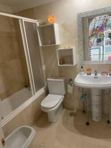 uma casa de banho com um WC e um lavatório em Apartamento Club Náutico con piscina em Denia