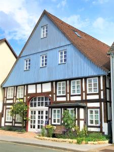 een groot huis met een blauw dak bij Fachwerkhaus Hartmann in Bad Münder am Deister