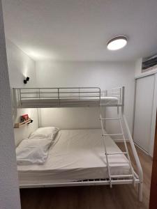 Posteľ alebo postele v izbe v ubytovaní Escapade cosy vu montagne Près des pistes 1800 WIFI - 6 personnes + 18 fotografií