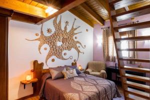- une chambre avec un lit recouvert d'une grande pieuvre sur le mur dans l'établissement La teuleria de linyola, à Linyola