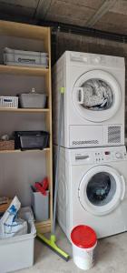 een wasmachine in een kamer met een dweil bij Gîte Les counehets avec local séparé in Cornimont