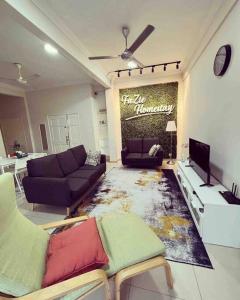 sala de estar con sofá y TV en FaZie Homestay Seri Nuang en Shah Alam