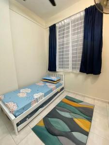 1 dormitorio con cama, ventana y alfombra en FaZie Homestay Seri Nuang en Shah Alam