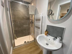 W łazience znajduje się umywalka i prysznic. w obiekcie Rosegarth Bed and Breakfast w mieście Marton