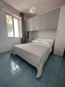 モンテコーリチェにあるVillaggio Dolce Vita Residenceのベッドルーム(大型ベッド1台、窓付)