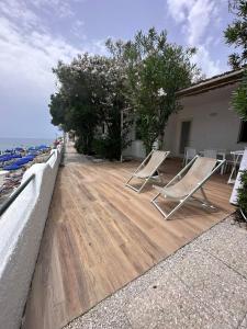 モンテコーリチェにあるVillaggio Dolce Vita Residenceの海辺のパティオに座る椅子