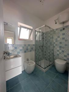 モンテコーリチェにあるVillaggio Dolce Vita Residenceのバスルーム(シャワー、トイレ、シンク付)