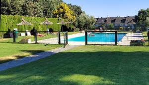 een hek rond een zwembad in een tuin bij Estudio con Encanto en Navacerrada in Navacerrada