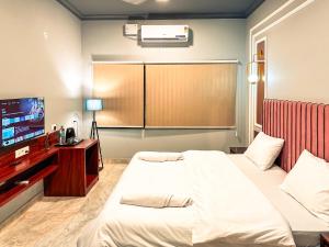 Una cama o camas en una habitación de Hoztel Jaipur