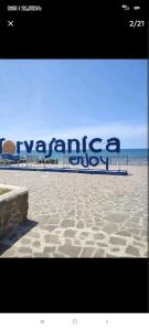 トルヴァイアニカにあるIl mare di Bettaの海を背景にした浜辺の看板