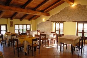 een eetkamer met tafels en stoelen in een gebouw bij Agriturismo 'd Rainè in Montelupo Albese