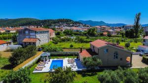 - une vue aérienne sur une maison avec une piscine dans l'établissement Villa Musulin, à Metković