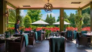 Um restaurante ou outro lugar para comer em The Killarney Park