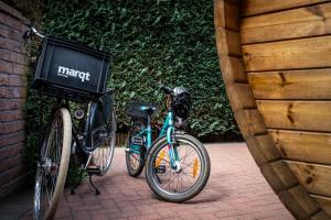 dos bicicletas están estacionadas al lado de un edificio en Triumph in der Heide, en Buchholz - Aller