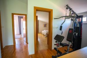 una habitación con un gimnasio con cinta de correr en Villa Musulin en Metković