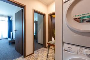 ブルガスにあるBurgas Residence 402の廊下に洗濯機と乾燥機が備わる客室です。