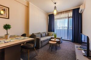 ブルガスにあるBurgas Residence 402のソファとテーブルのあるリビングルーム +18枚の写真