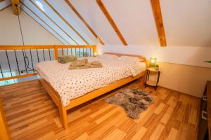 um quarto com uma cama com dois ursinhos de peluche em Villa VINEYARD em Velika Nedelja