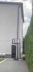 um cesto de basquetebol em frente a um edifício em Red Rose Apartament -Parking -Taras- Faktura VAT em Kielce