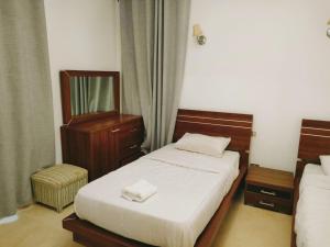 洪加達的住宿－New Marina MP 37，一间小卧室,配有一张床和镜子