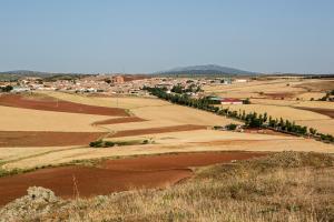 una vista aérea de un campo con una ciudad en el fondo en Hotel El Coto De Quevedo, en Torre de Juan Abad