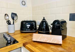 uma bancada de cozinha com um aparelho de cozinha em Studio apartment, The Suffolks. em Cheltenham