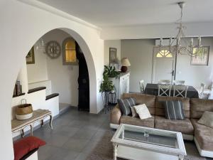 - un salon avec un canapé et une table dans l'établissement Cap Antibes Les Bosquets, à Antibes