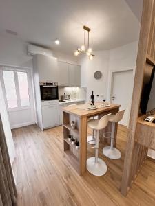 una cucina con tavolo e sedie in una stanza di DMM Apartments a Tivat