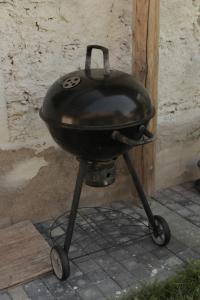 un wok negro sentado en la parte superior de una parrilla en Ferienhaus Karl, en Bleiburg