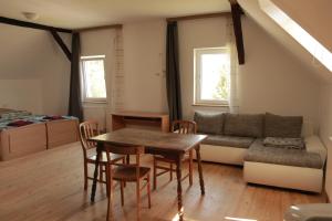 sala de estar con mesa, sillas y sofá en Ferienhaus Karl en Bleiburg