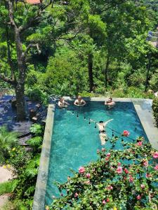 a group of people in a swimming pool at Le vent Tam Đảo homestay in Tam Ðảo