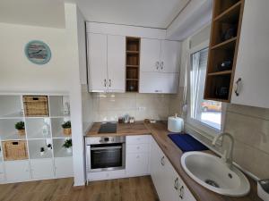 A kitchen or kitchenette at Apartman LALA