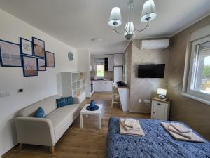 A bed or beds in a room at Apartman LALA
