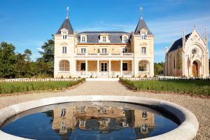 une ancienne demeure de caractère avec une piscine en face de celle-ci dans l'établissement Château Léognan - Bordeaux - Nouvelle Ouverture, à Léognan