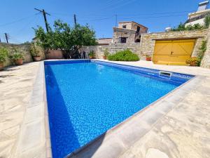 - une piscine dans l'arrière-cour d'une maison dans l'établissement Poolside Escape Studio In Skarinou Village with Pool facilities, à Skarinou