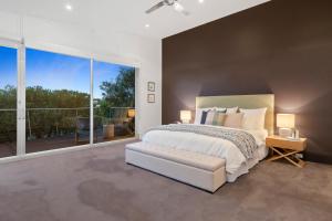 een slaapkamer met een groot bed en een groot raam bij Saltwater in Blairgowrie +16 foto's