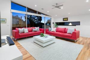 een woonkamer met twee rode banken en een tafel bij Saltwater in Blairgowrie