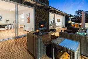 een buitenwoonkamer met open haard en meubilair bij Saltwater in Blairgowrie