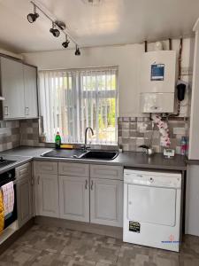 Кухня або міні-кухня у Private Rooms with Shared Kitchen & Bathroom - Birmingham