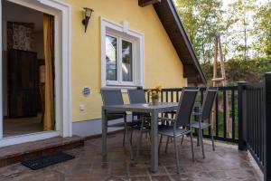 une table et des chaises assises sur une terrasse dans l'établissement LOFT 2, à Thürnthal